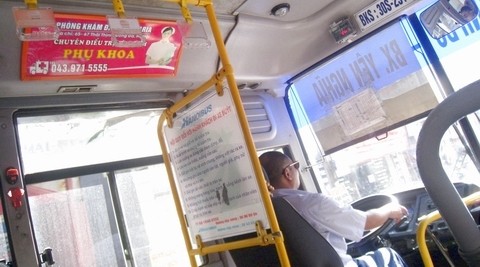 Nhiều hình ảnh quảng cáo trên chiếc xe buýt mang biển số BKS: 30S-2314 chạy từ Bến xe Yên Nghĩa tới Trần Khánh Dư (tuyến số 36).